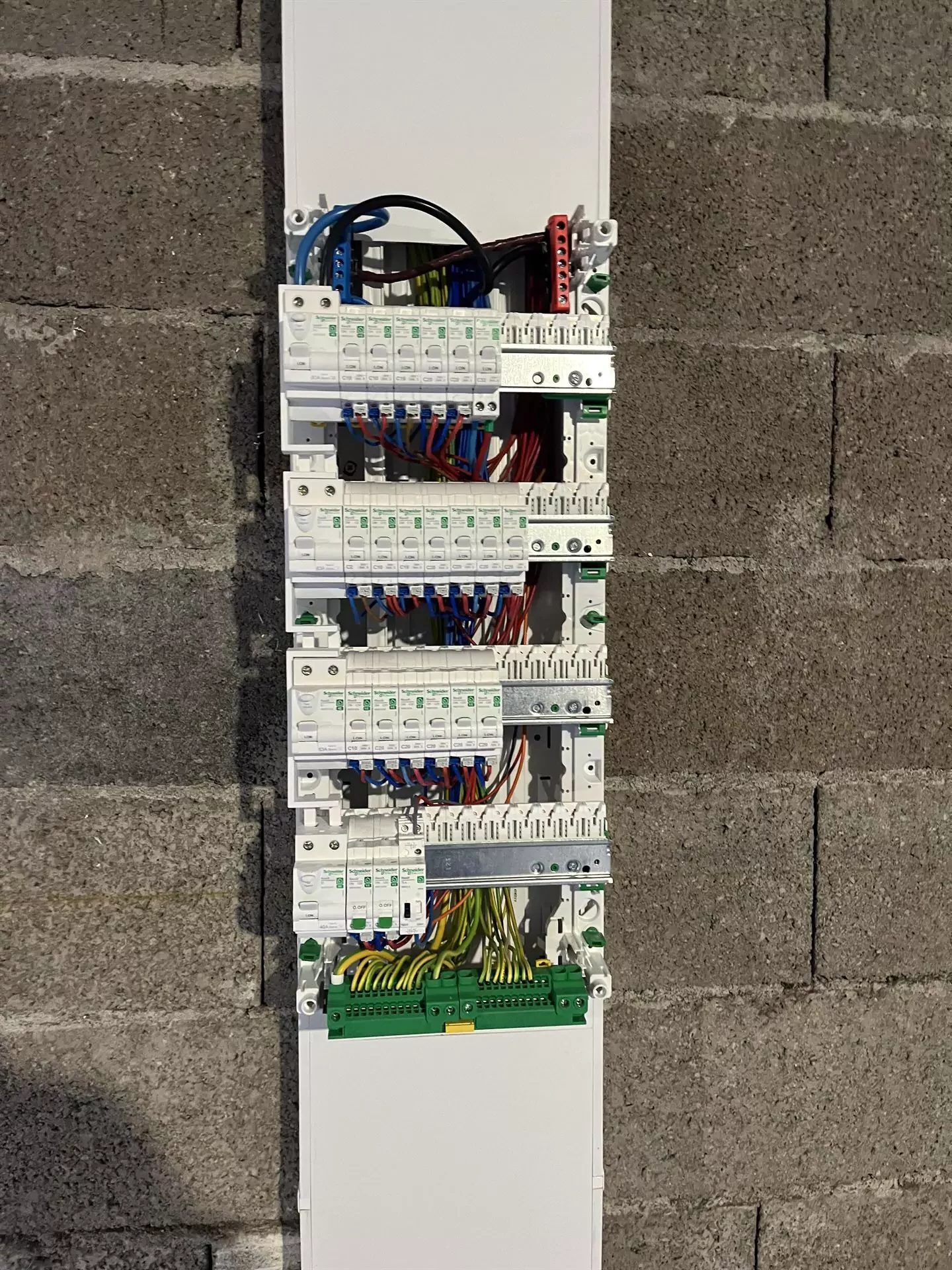 Tableau électrique Schneider ouvert, câblage peigné