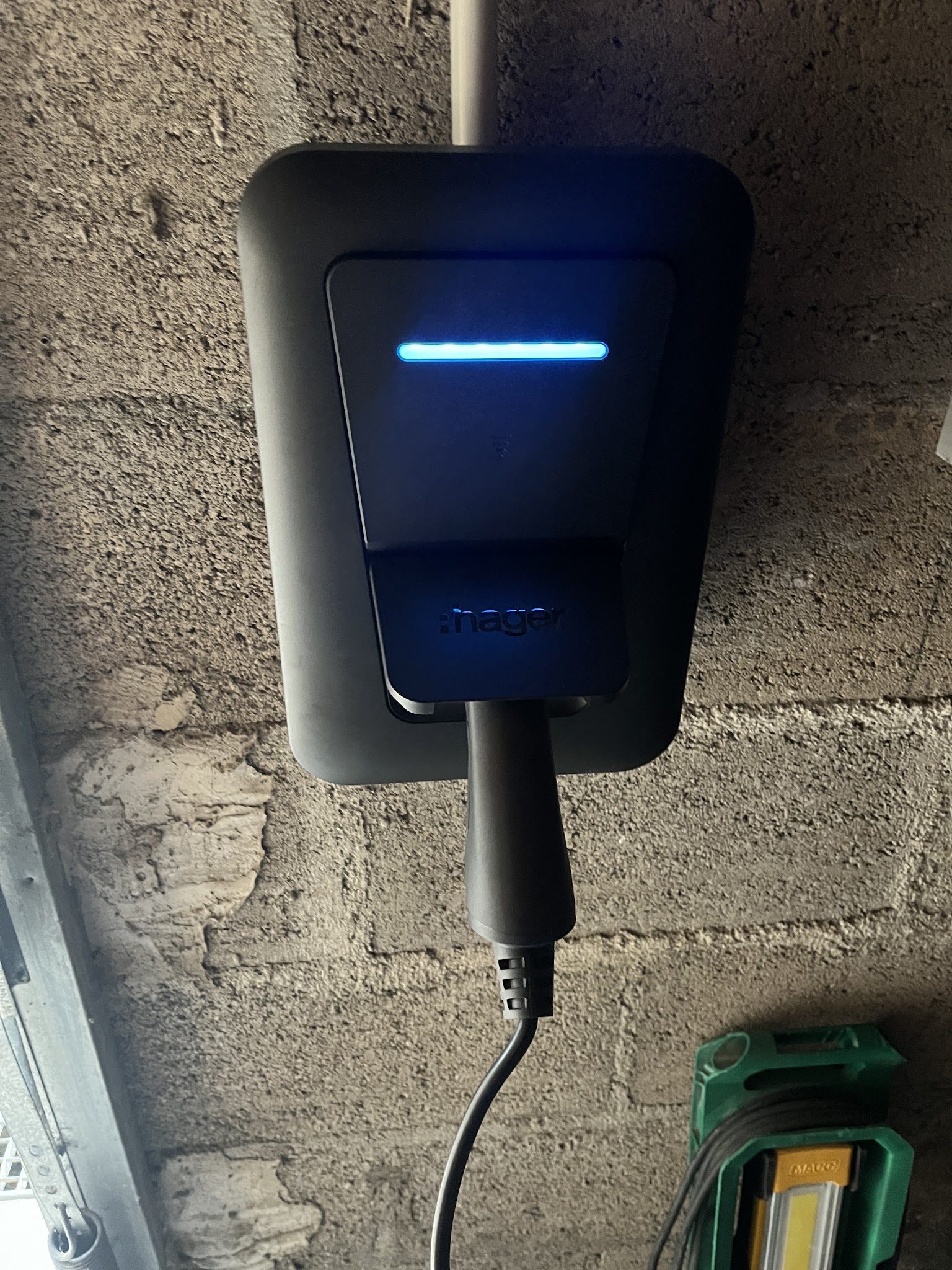 Borne de recharge Hager allumée en bleu