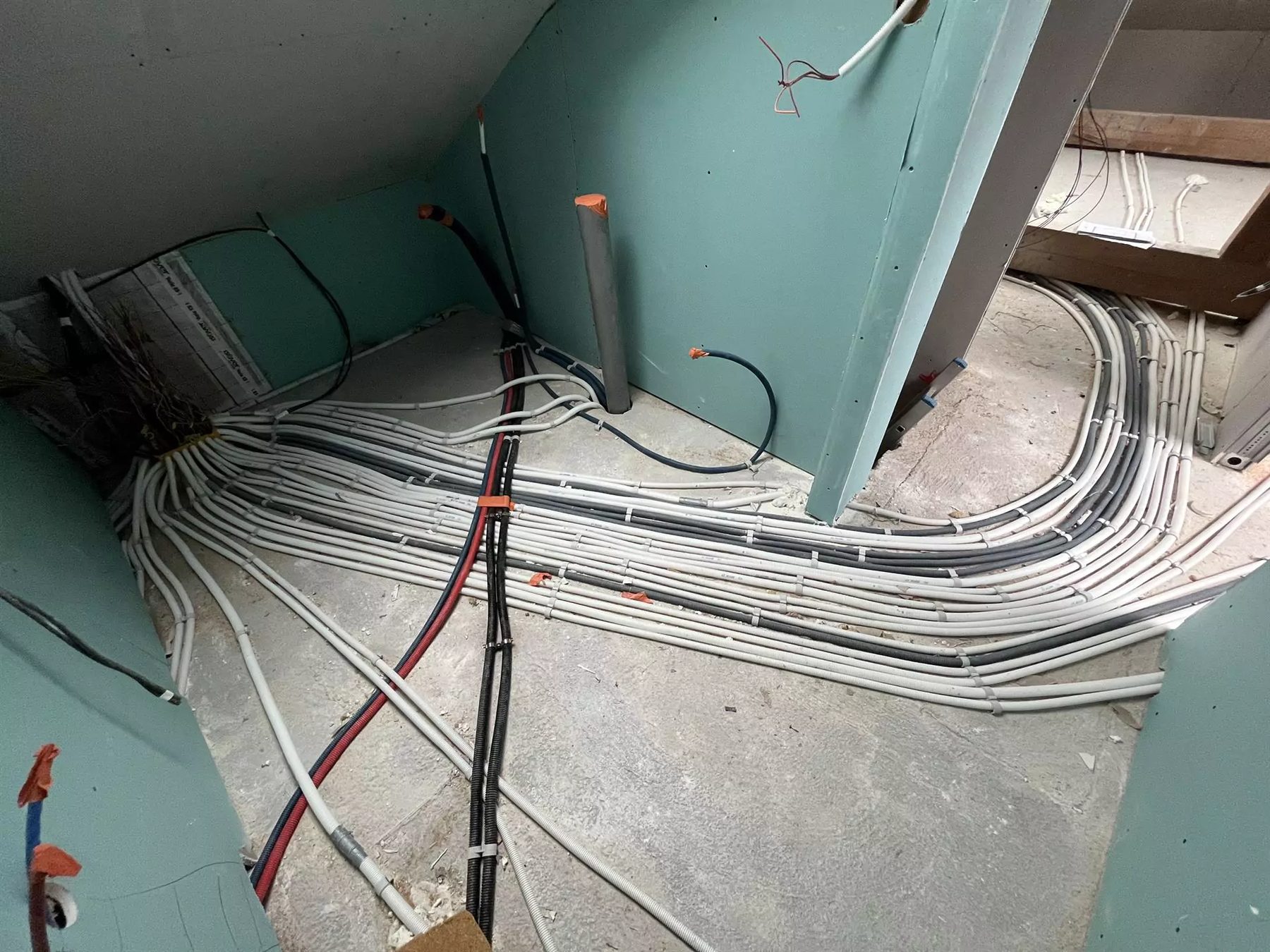 Gaines électriques posées en nappe sous les combles