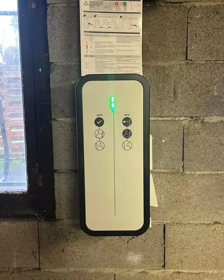 Borne de recharge allumée en vert dans un garage