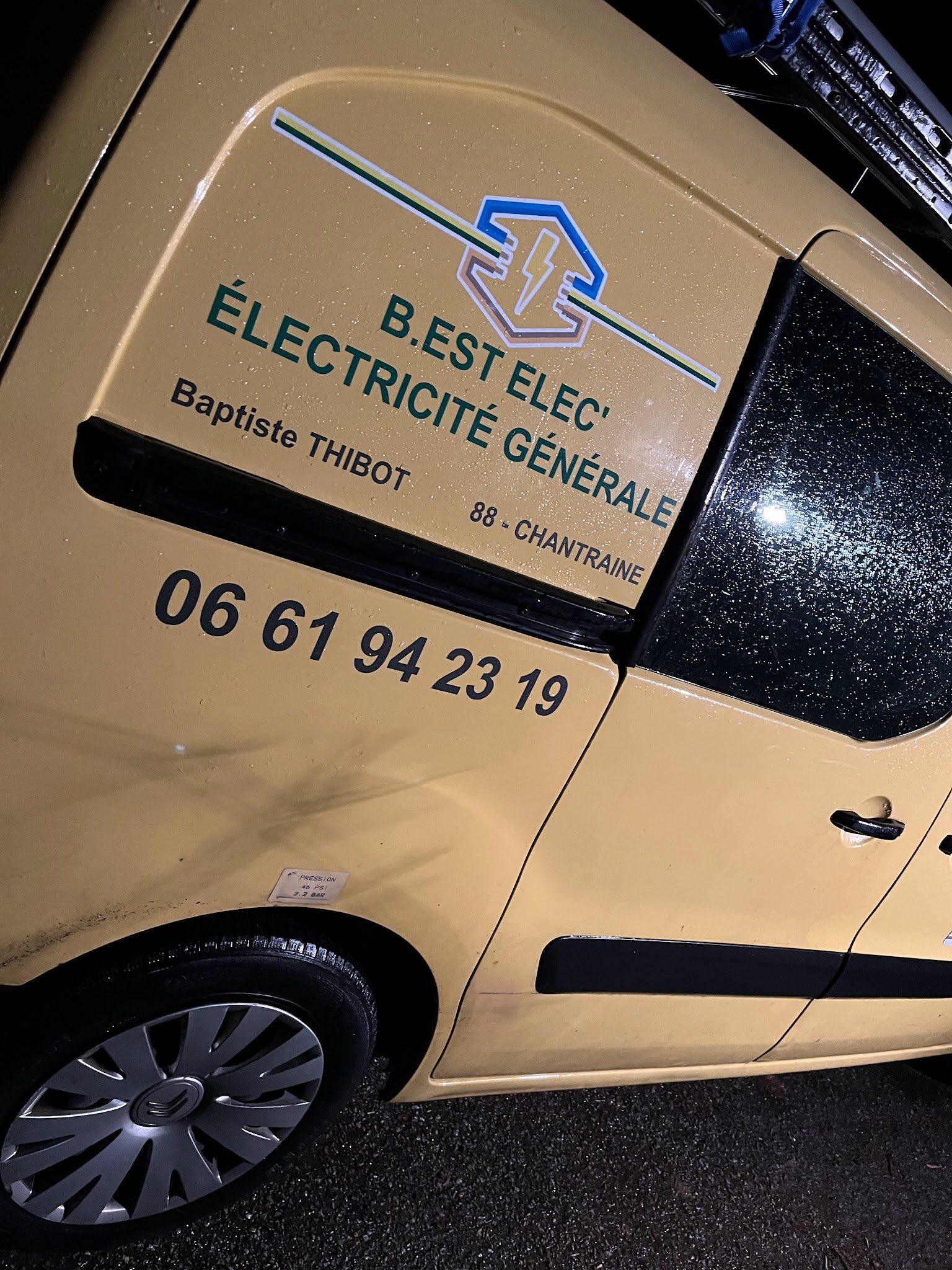La camionnette de B.Est Elec' le soir